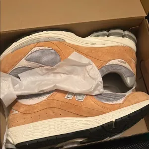 New Balance Men's Tan and Gray Sneakers