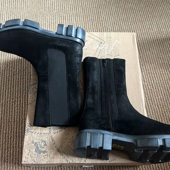 NEW Free People Chelsea Boots suede black 7