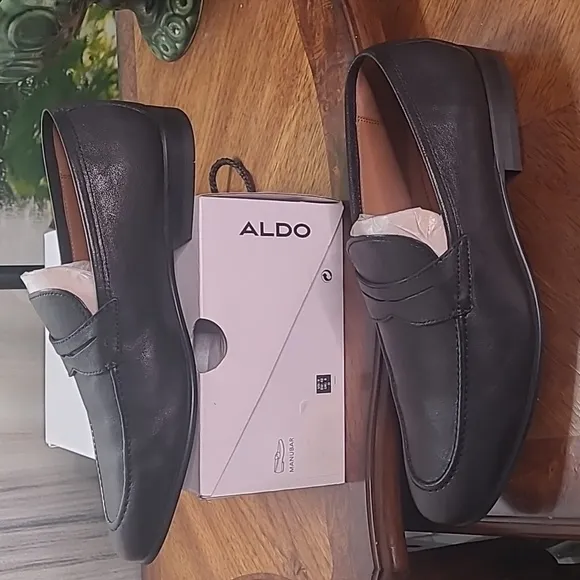 New in box! Aldo Manubar Mens 9 Classic black leather loafer formal dress shoes