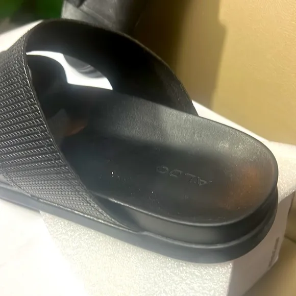 New in Box Men’s leather sandals, Sz 12