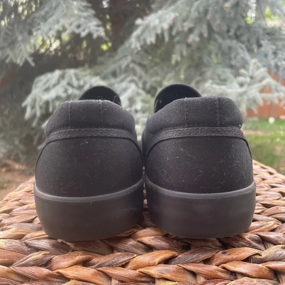 NEW Lugz Men’s Slip Resistant Clipper Slip-On. Black on Black Canvas Sneaker