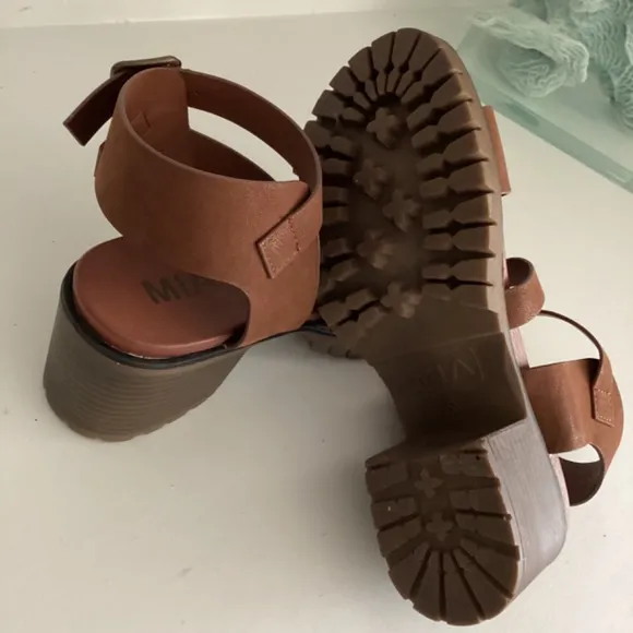 NEW MIA BROWN STRAPPY BLOCK HEEL SANDALS SHOES size 6