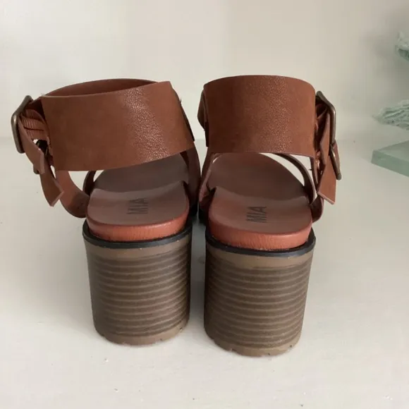NEW MIA BROWN STRAPPY BLOCK HEEL SANDALS SHOES size 6