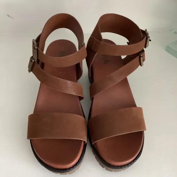 NEW MIA BROWN STRAPPY BLOCK HEEL SANDALS SHOES size 6