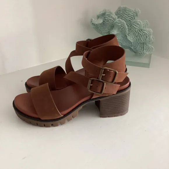 NEW MIA BROWN STRAPPY BLOCK HEEL SANDALS SHOES size 6