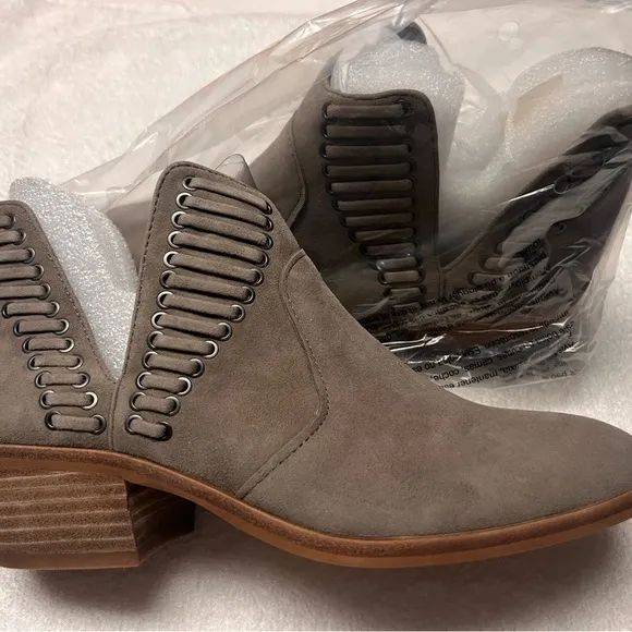 New Vince Camuto Pevista Women's Taupe Suede Booties Size US 6M/ 36.5