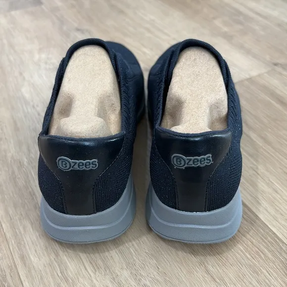 NEW Women’s BZees Golden Knit Slip On Sneakers