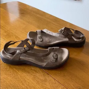 NEW Taos Footwear “Bea” sandals