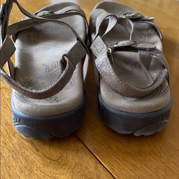 NEW Taos Footwear “Bea” sandals