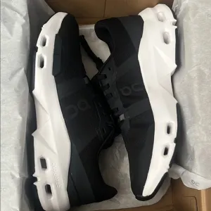 NIB On Cloud sneakers size 8 Cloudpulse