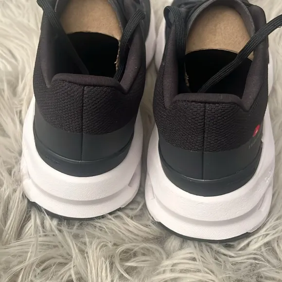 NIB On Cloud sneakers size 8 Cloudpulse