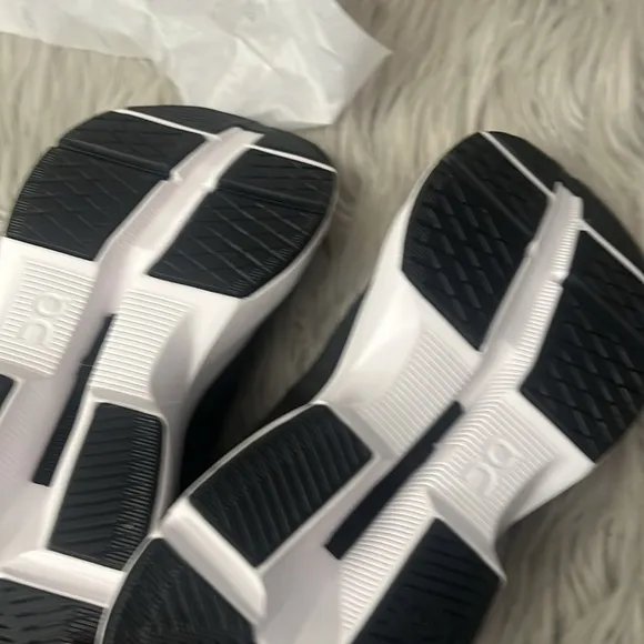 NIB On Cloud sneakers size 8 Cloudpulse