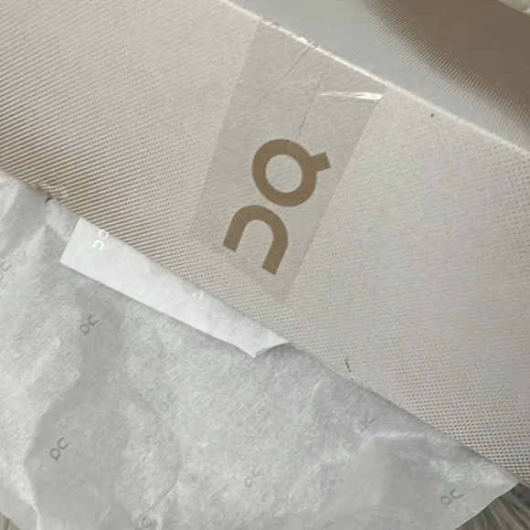 NIB On Cloud sneakers size 8 Cloudpulse