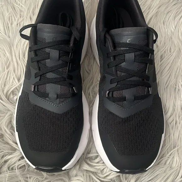 NIB On Cloud sneakers size 8 Cloudpulse