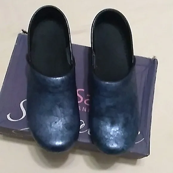 NIB Womens Sanita Signature leather metallic blue nursing shoes clogs size 38☄️