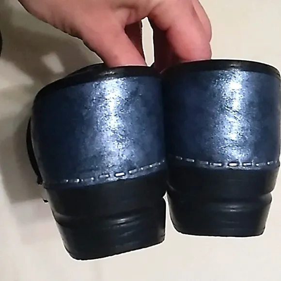 NIB Womens Sanita Signature leather metallic blue nursing shoes clogs size 38☄️
