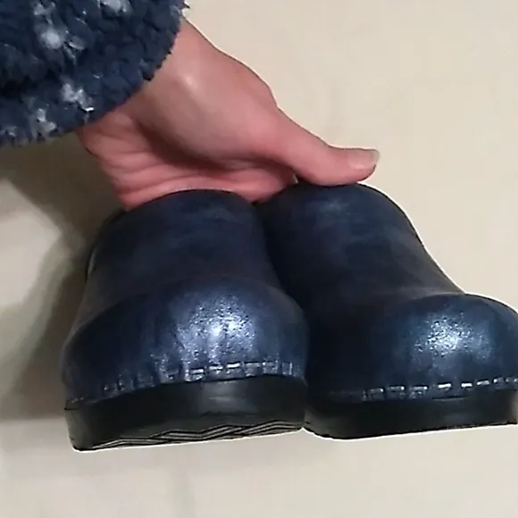 NIB Womens Sanita Signature leather metallic blue nursing shoes clogs size 38☄️