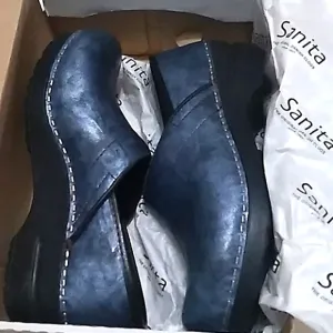 NIB Womens Sanita Signature leather metallic blue nursing shoes clogs size 38☄️