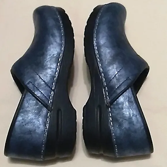 NIB Womens Sanita Signature leather metallic blue nursing shoes clogs size 38☄️