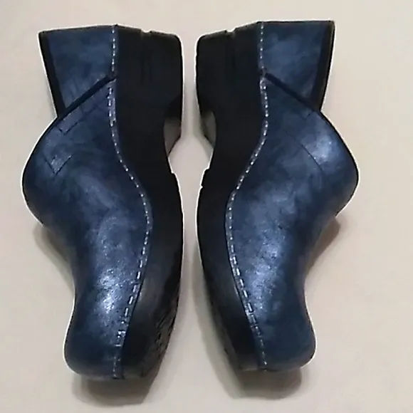 NIB Womens Sanita Signature leather metallic blue nursing shoes clogs size 38☄️