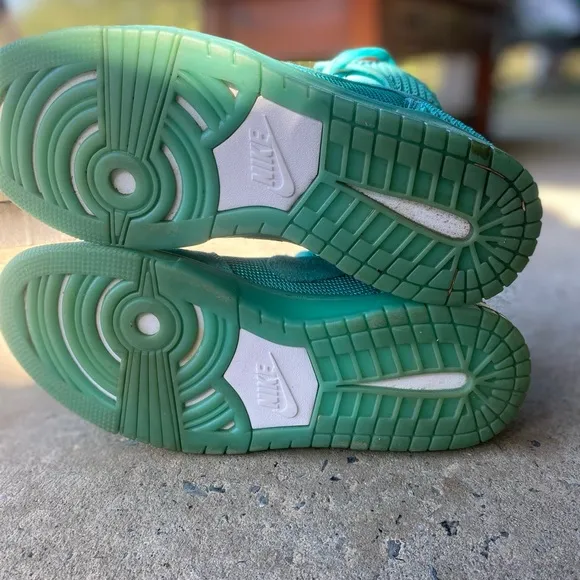Nike 9.5 CMFT special pair Dunk , soles glow greenSupreme