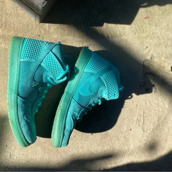 Nike 9.5 CMFT special pair Dunk , soles glow greenSupreme