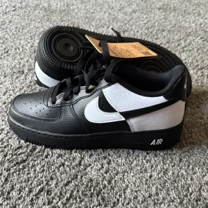 Nike Air Force 1 Next Nature            (Big Kid size 6)