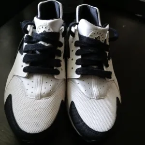 Nike Air Huarache Run Sneakers Shoes Black White size 7Y