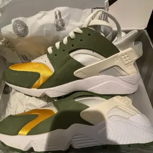 Nike air Hurarache Stussy Dark olive(2021) limited edition