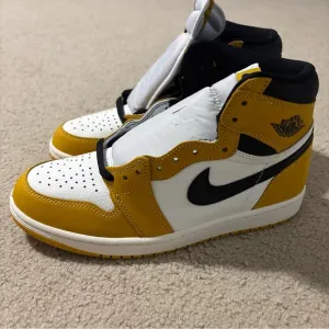 Nike Air Jordan 1 Men’s Size 8.5 Retro High OG Yellow Ochre DZ5485-701 Sneakers