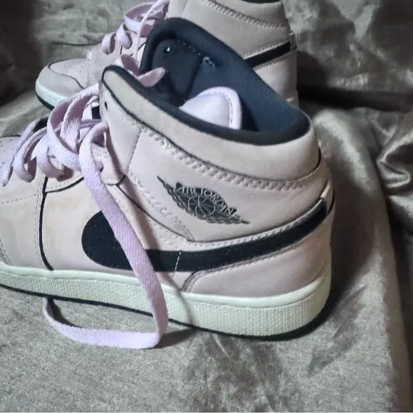 NIKE AIR JORDAN 1 MID GS Size 6.5Y Pink Foam Black Rose OG Cotton Candy 555112-6