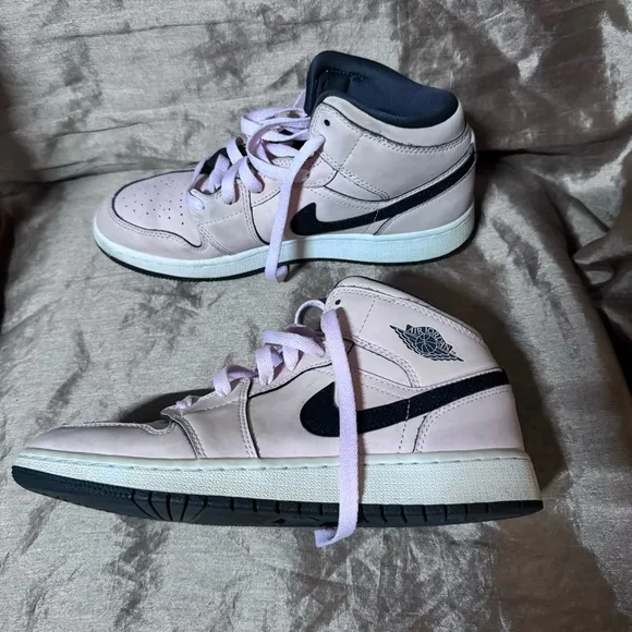 NIKE AIR JORDAN 1 MID GS Size 6.5Y Pink Foam Black Rose OG Cotton Candy 555112-6