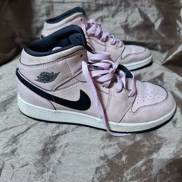 NIKE AIR JORDAN 1 MID GS Size 6.5Y Pink Foam Black Rose OG Cotton Candy 555112-6
