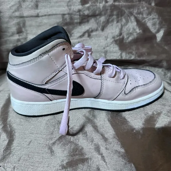 NIKE AIR JORDAN 1 MID GS Size 6.5Y Pink Foam Black Rose OG Cotton Candy 555112-6