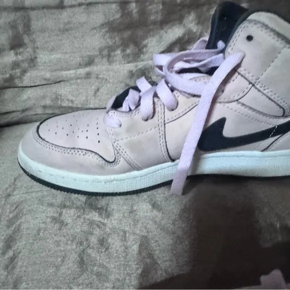 NIKE AIR JORDAN 1 MID GS Size 6.5Y Pink Foam Black Rose OG Cotton Candy 555112-6