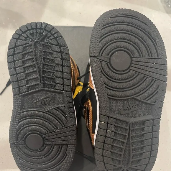 Nike Air Jordan 1 Mid SE (TD) “Metallic Gold Black” Mid Top Lace Up Toddler