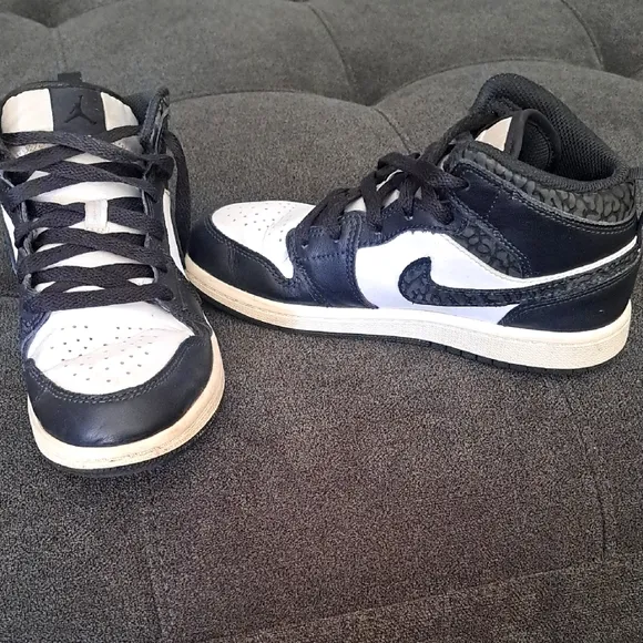 Nike AIR JORDAN Black and White Sneakers. Size 2Y