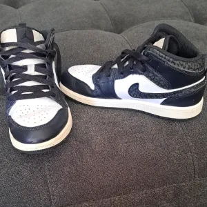 Nike AIR JORDAN Black and White Sneakers. Size 2Y