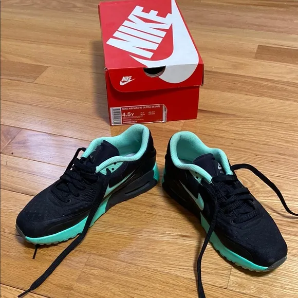 Nike Air Max Black and Mint Sneakers