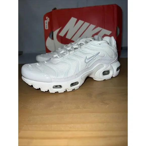 Nike Air Max Plus CW7044-100 Sneakers Kids US 5 White Lace Up Running Shoes BBS9