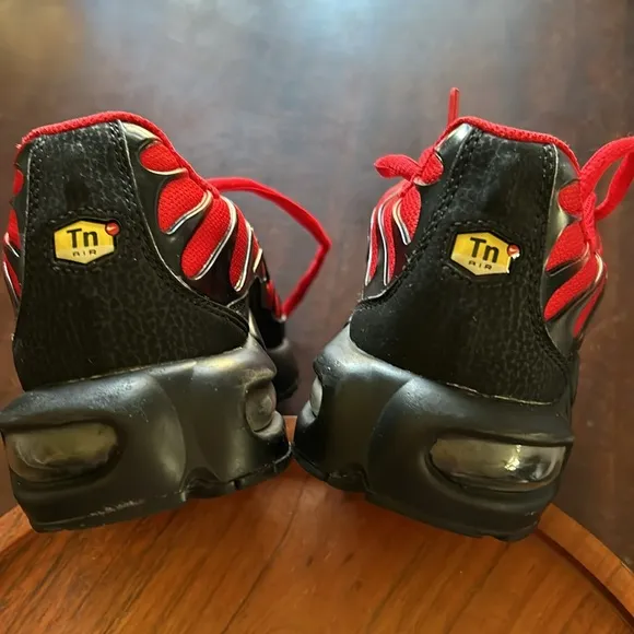 Nike Air Max TN Air Red &amp; Black Sneakers 5.5Y = Women’s 7 EUC Twice Worn