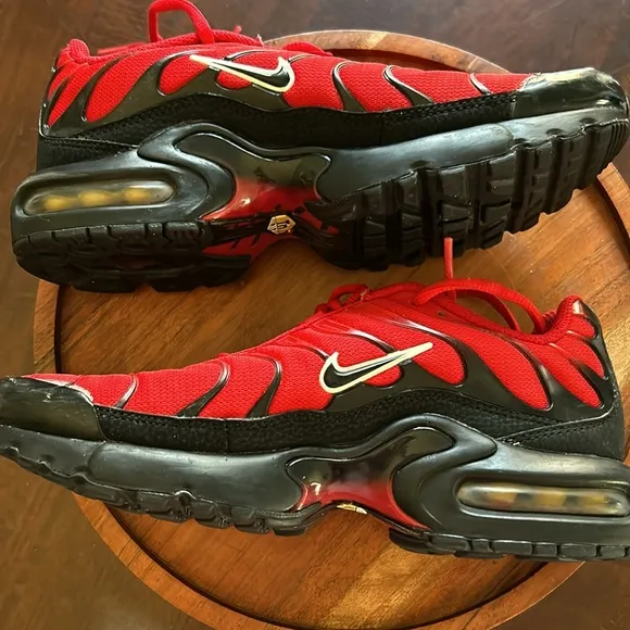 Nike Air Max TN Air Red &amp; Black Sneakers 5.5Y = Women’s 7 EUC Twice Worn