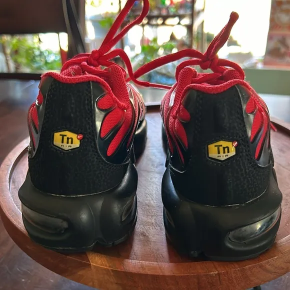 Nike Air Max TN Air Red &amp; Black Sneakers 5.5Y = Women’s 7 EUC Twice Worn