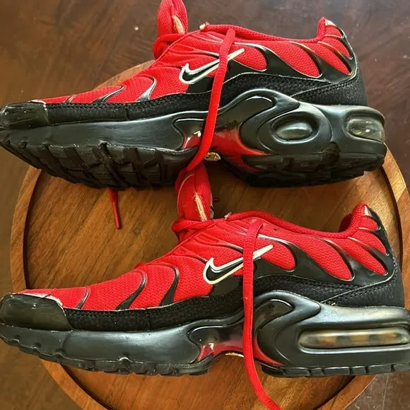 Nike Air Max TN Air Red &amp; Black Sneakers 5.5Y = Women’s 7 EUC Twice Worn