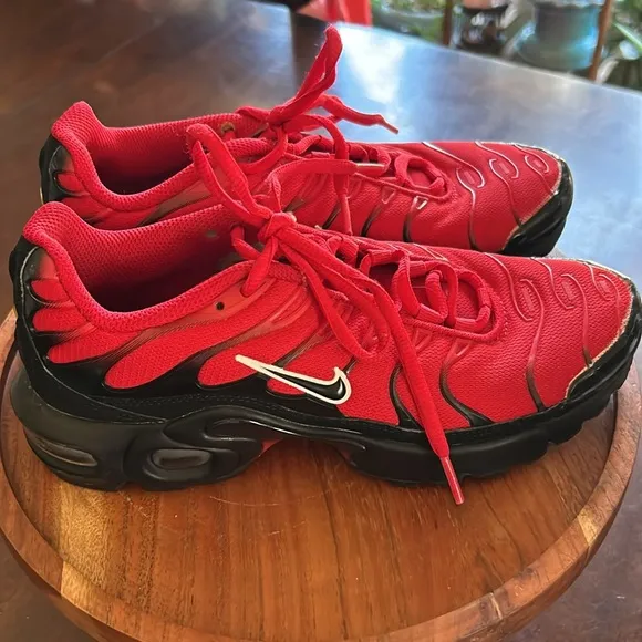 Nike Air Max TN Air Red &amp; Black Sneakers 5.5Y = Women’s 7 EUC Twice Worn