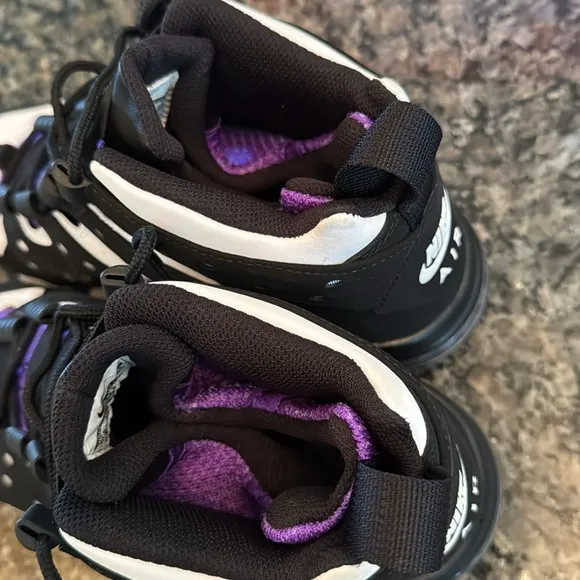 Nike air Max2 CB Black and White Sneakers with Purple Accents sneakers EUC 10.5