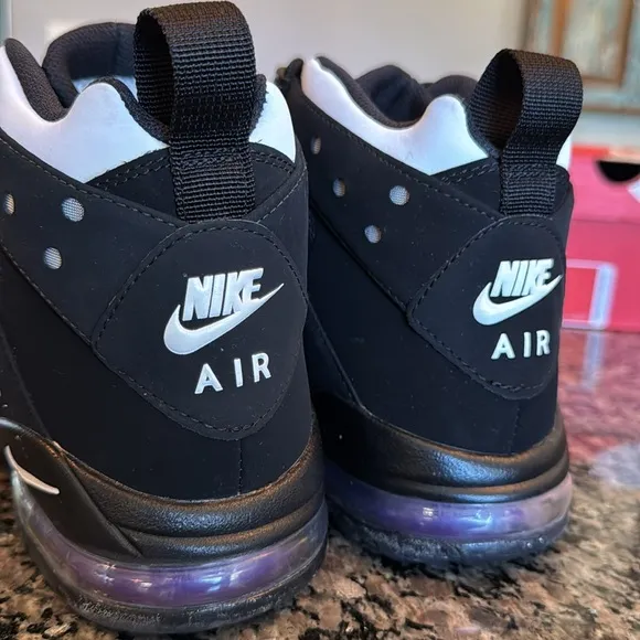 Nike air Max2 CB Black and White Sneakers with Purple Accents sneakers EUC 10.5