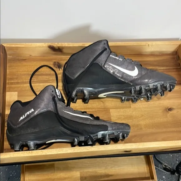 Nike Alpha Dynamic Fit Men’s Sneakers - Black and Gray Soccer Football Sports