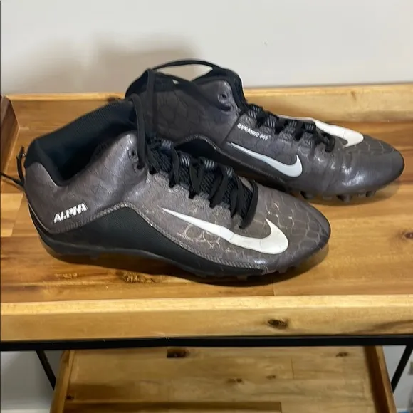 Nike Alpha Dynamic Fit Men’s Sneakers - Black and Gray Soccer Football Sports