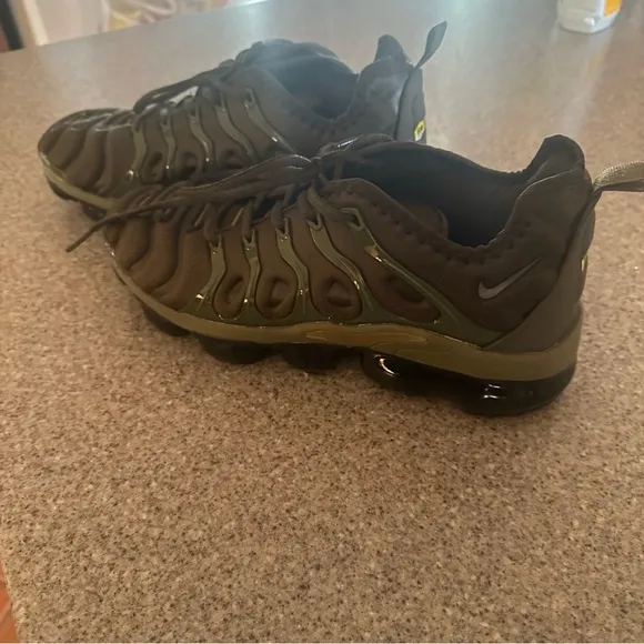 Nike Army Green alligator  Vapormax  Athletic Sneakers M 8.5 W 10